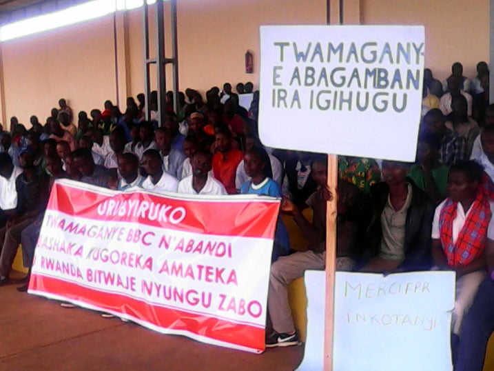 Abakoze urugendo rwo kwamagana BBC bari bafite ibyapa biriho ubutmwa bunyuranye bugaragaza kutanyurwa na Filimi ya BBC.
