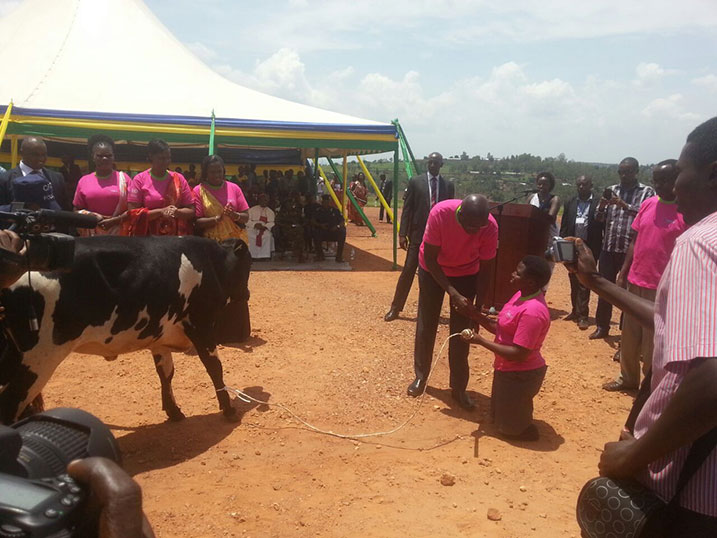 Minisitiri w'intebe, Anastase Murekezi aha inka umukobwa ufite ubumuga bw'ingingo urangije amashuri yisumbuye.
