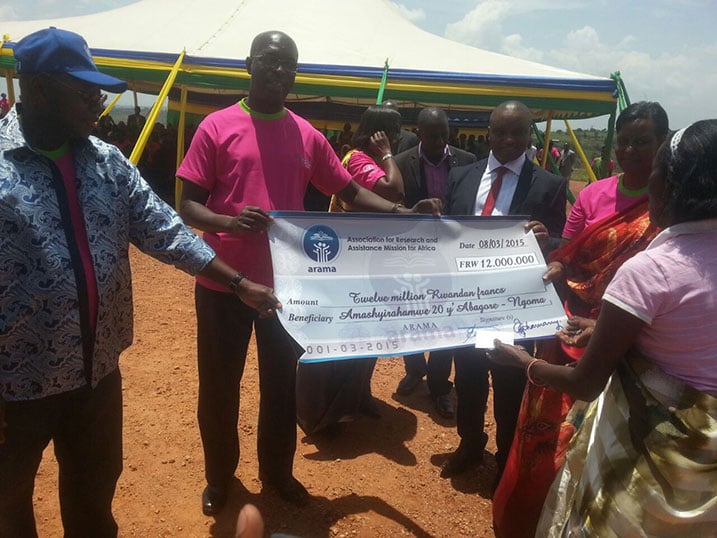 Sheki y'amafaranga Miliyoni 12 yatanzwe na ARAMA ngo azafashe amatsinda 20 y'abagore mu mishinga yo kwiteza imbere. 