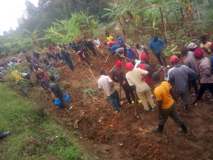 Igikorwa cyo gushakisha imibiri kiri gukorerwa mu murima usanzwe uhingwa