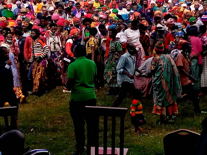 Umukozi wa Givedirectly aganiriza abaturage 