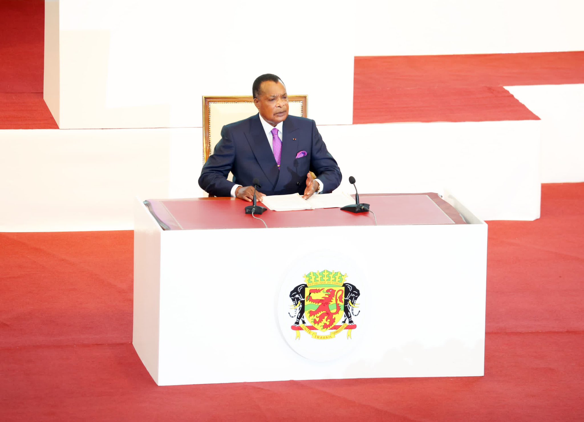 Perezida Sassou-Ngueso wa Congo-Brazaville ni we muyobozi mukuru wenyine muri icyo gihugu wemerewe gukora ingendo zerekeza mu mahanga