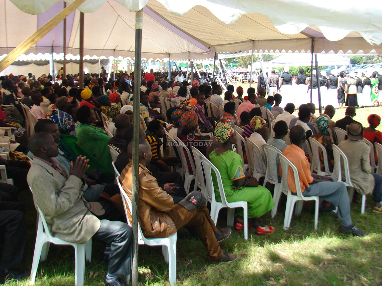 Ni umuhango witabiriwe n'abayobozi n'abaturage batandukanye baje kwibuka no gufata mu mugongo imiryango y'ababuze ababo