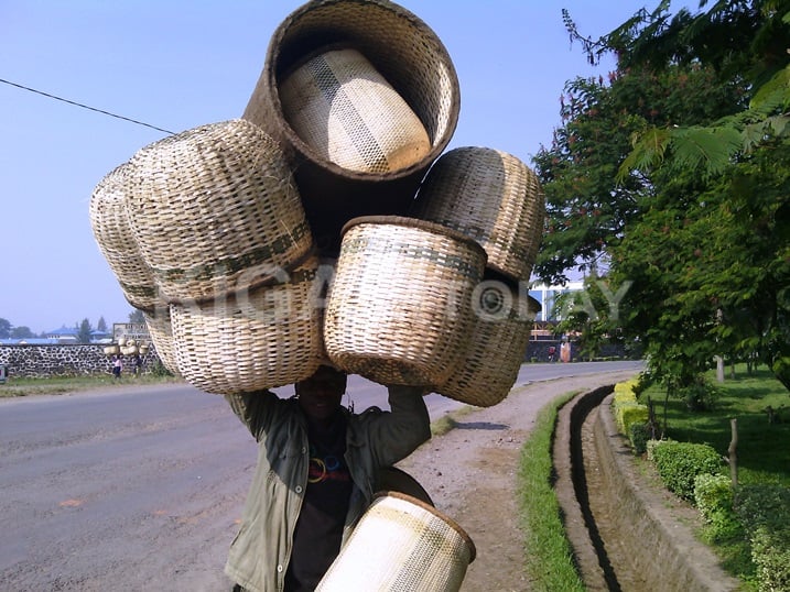 Ni akazi kavunaye kwikora ibyo bitebo ugakora urugendo rw'amasaha n'amasaha.