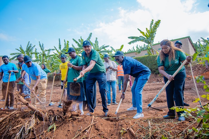 Ni umuganda witabiriwe n'itsinda ry'abaturutse muri Nigeria baje kwigira ku Rwanda ibyiganjemo ibiganisha ku mibereho myiza y'abaturage