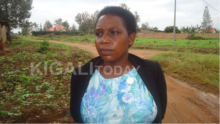 Nibagwire Esperance wakoreraga Shine Rwanda anayobora abakozi bakoranaga isuku aratabaza ko bambuwe.