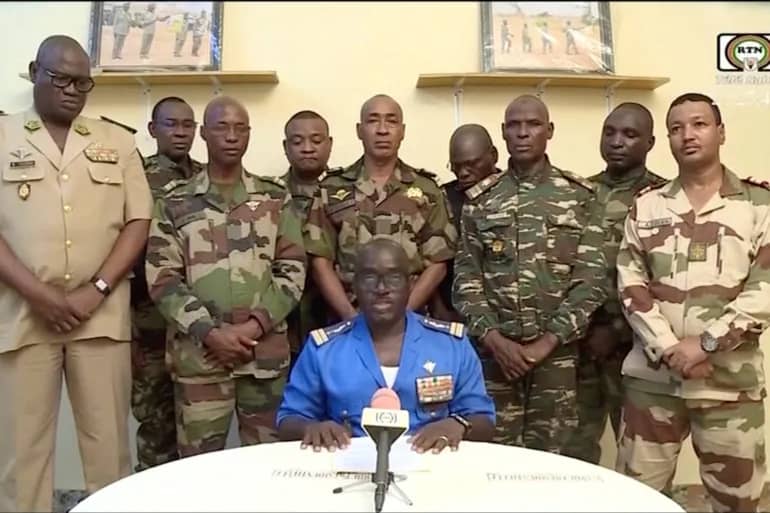 Umuvugizi w'Ingabo za Niger, Colonel-Major Amadou Abdramane, yavugiye kuri televiziyo y'Igihugu, ko bahiritse ubutegetsi bwa Mohamed Bazoum akaba afungiye mu ngoro yakoreragamo