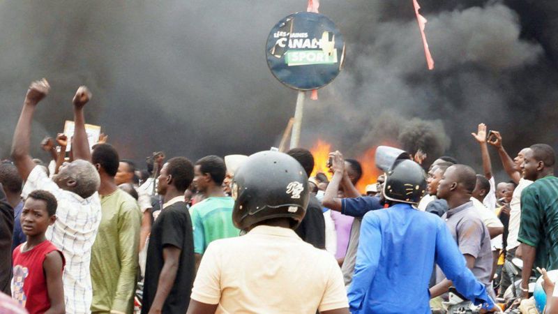 Inyubako ikoreramo ishyaka riri ku butegetsi yatwitswe