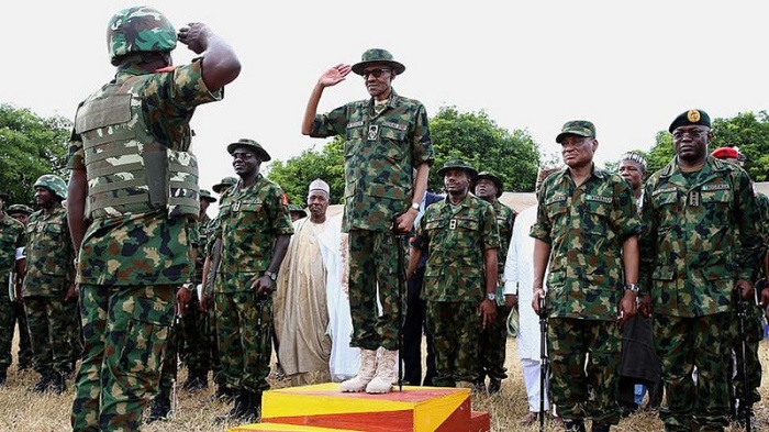 Perezida wa Nigeria Muhamadu Buhari ahagaze hagati y