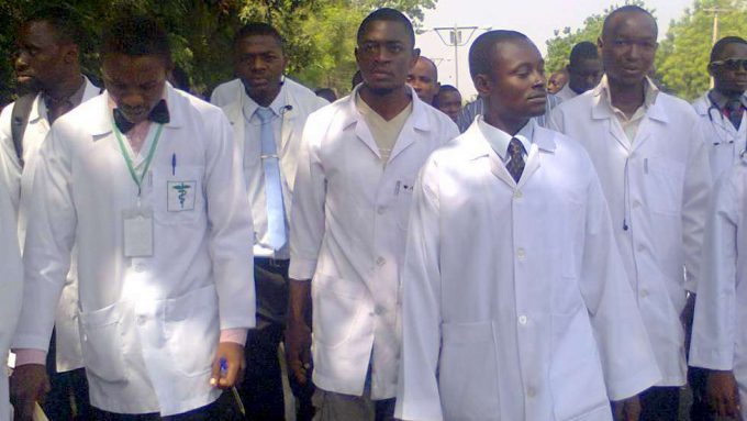 Bamwe mu baganga bo muri Nigeria bo ntibumva impamvu abaganga bo mu Bushinwa baza guhabwa akazi muri Nigeria kandi na ho hari abaganga b'abashomeri (ifoto: Esabod)