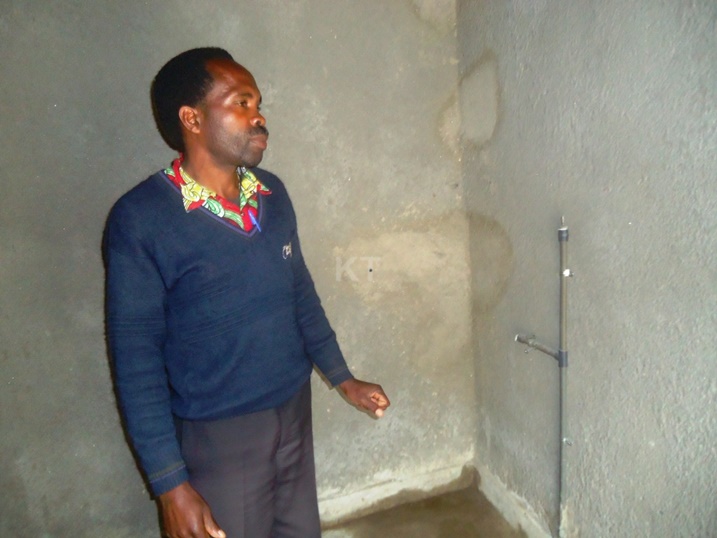 Niyibizi ari ahashyizwe igikoni, avuga ko bahawe za Biogaz n'ibindi ku buryo umuturage atari kuzabyigezaho.