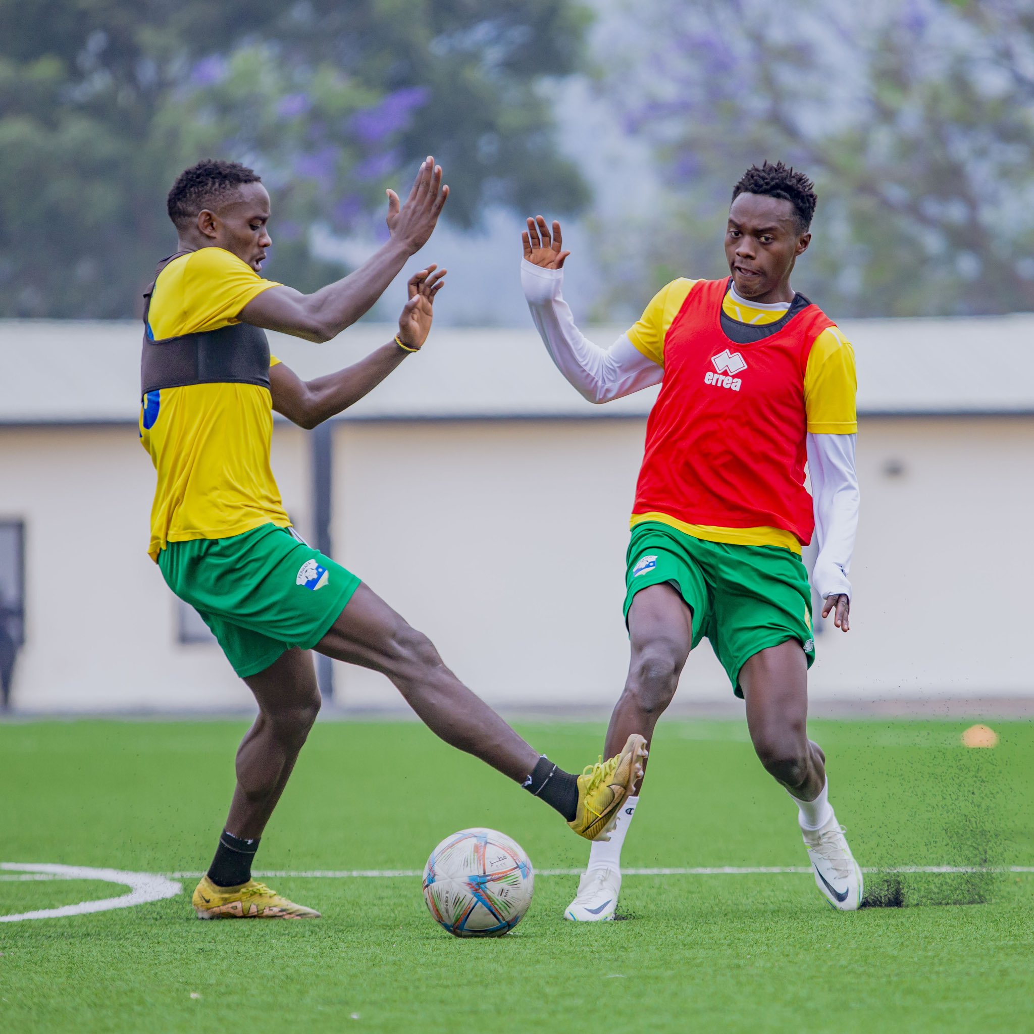 Niyibizi Ramadanh (iburyo) na Ruboneka Jean Bosco basanzwe bakinana muri APR FC mu myitozo y'Amavubi kuri uyu wa Kabir