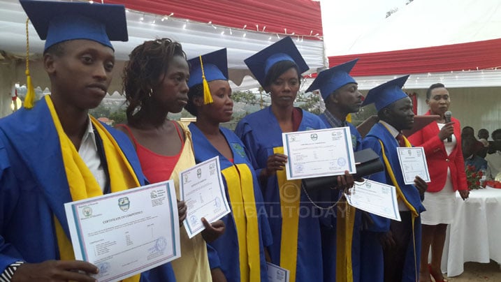 Niyigena Alfonsine atanga impamyabumenyi ku barangije mu ishuri ryo gutanganya ubwiza n'imyambaro