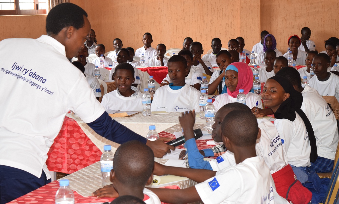 Niyonizeye Yves wa MINECOFIN aganira n'abana ku bijyamye n'igenamigambi n'ingengo y'imari