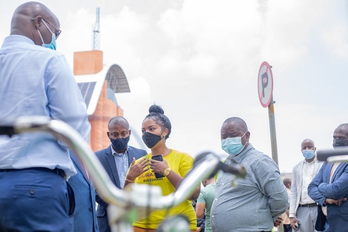 Niyonkunru Christella asobanurira abayobozi uko amagare azajya akoreshwa