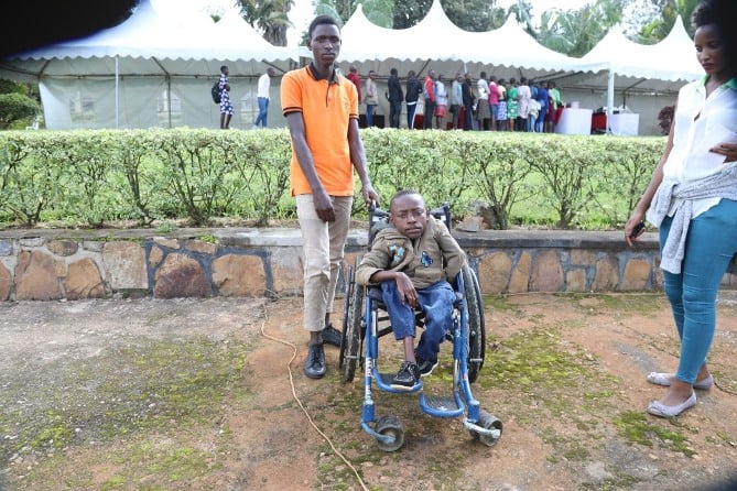 Niyonkuru (wicaye mu igare) afite ibyifuzo azageza ku nama y'igihugu y'abana