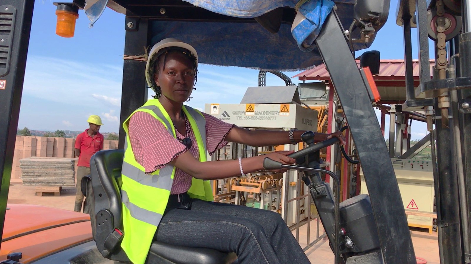 Niyonkuru atwara imashini iterura ibiremereye mu cyanya cy'inganda cya Muhanga