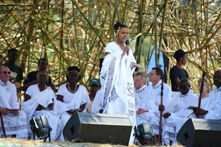 Niyonkuru Donate wahize abandi mu bizami bisoza amashuri yisumbuye mu ndimi n'Ubuvanganzo, Umwana w'ingagi yamwise "Umwiza."