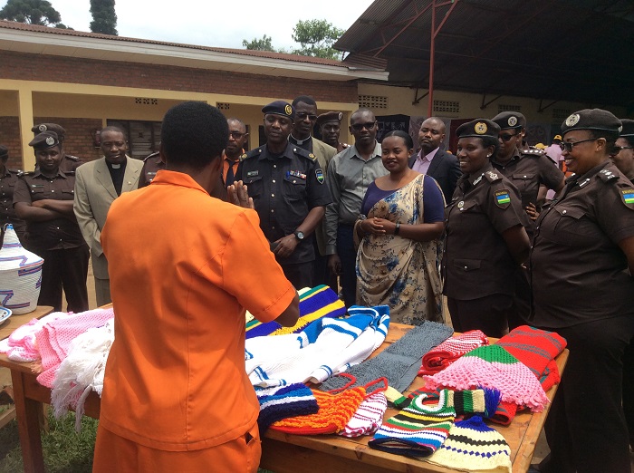 Niyonsenga Francine asobanura uko yize umwuga w'ubudozi ngo bizamufashe kwiteza imbere