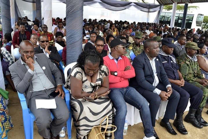 Niyonsenga (ibumoso) ku ruhande avuga ko amateka ya Jenoside i Kibilira akwiye kwandikwa kuko afite umwihariko
