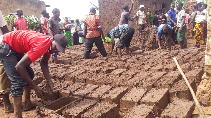 Niyonsenga yabaga mu kazu gato none agiye kubakirwa iy'ibyumba bitatu n'uruganiriro