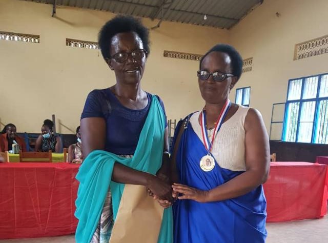 Niyonteze (muremure wambaye agapira k'umukara), uri mu bashinze amashuri y'incuke mu Murenge wa Runda