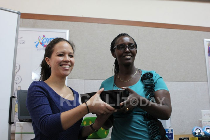 Juenemann, uhagarariye GIZ, ashyikiriza Niyotwambaza Christine, Umuyobozi wa IPRC Kigali ibikoresho.