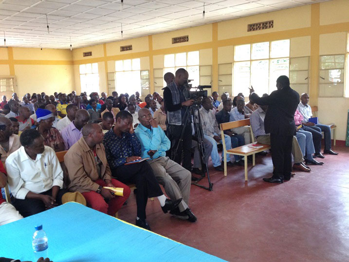 Umuyobozi wungirije w'umujyi wa Kigali, Nizeyimana Alphonse, asobanurira abaturage ko ntawe igishushyanyo kije guhutaza.