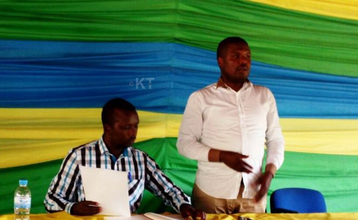 Nizeyimana Abdou (uhagaze) umukozi w'Akarere ka Karongi ushinzwe ubuzima yasabye abayobozi ba za COSA gushyira mu bikorwa ubumenyi bungutse