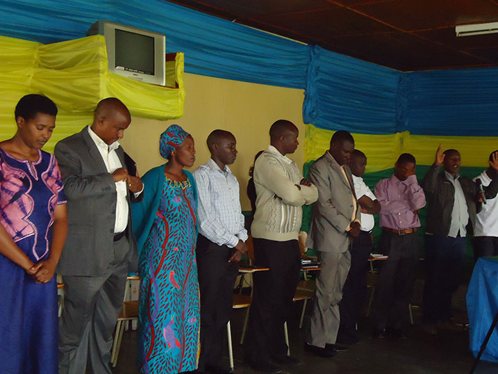 Abagize inama njyanama babanje gusengera Kayumba bamwifuriza imigisha mu buzima agiyemo mbere yo kumurekura.