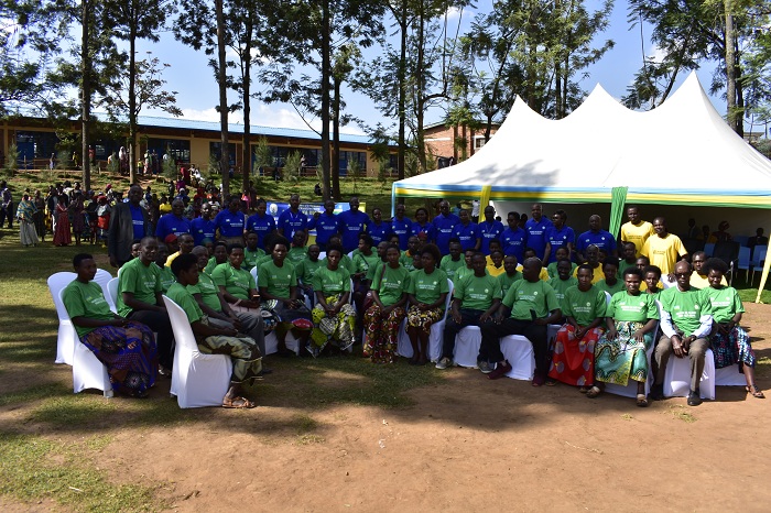 Abagize Inama Njyanama ya Rulindo bafata ifoto y'urwibutso n'abahagarariye abaturage