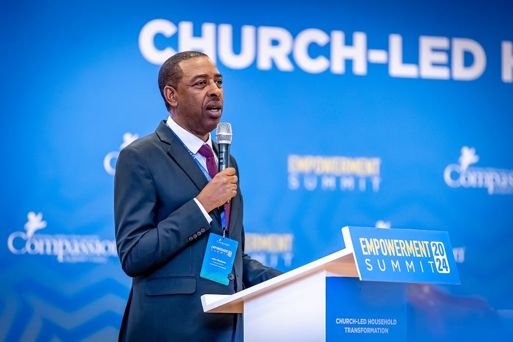 Pastor John Nkubana uhagarariye Compassion International mu Rwanda avuga ko imikoranire yabo n' amatorero ya Gikristo 444 yo hirya no hino mu Rwanda yahinduye imibereho y'abantu bo mu miryango 117,211