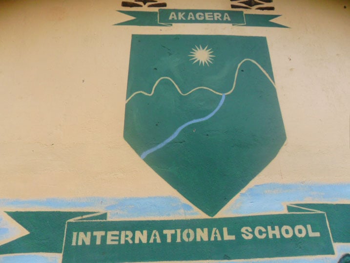 Nkuko izina ry'ishuri ribivuga ngo ritanga ubumenyi mu rwego mpuzamahanga.