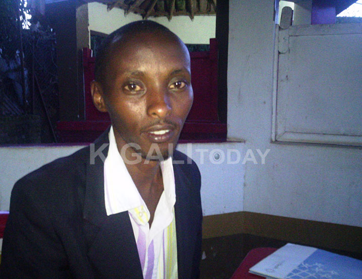 Nkurikiyinka avuga ko yarenganyijwe yakwa icyangombwa cyo kubumba amatafari ku maherere.