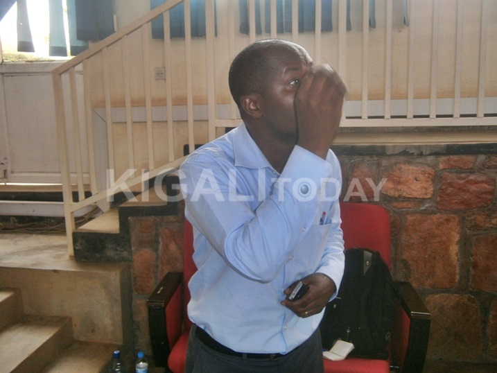 Tumusime Nicodem arasaba abadepite kwihaniza abavuga ko bahatirwa gusaba ko ingingo ya 101 ihindurwa.