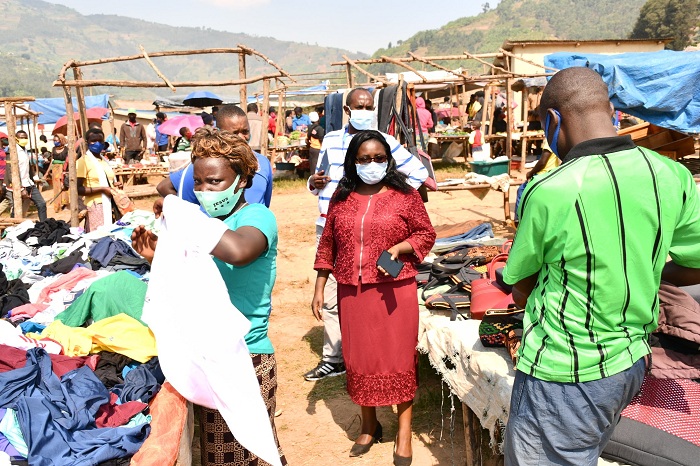 Guverineri Nyirarugero mu isoko rya Base areba uko amabwiriza yo kwirinda Covid-19 yubahirizwa 