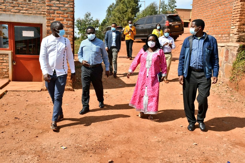 Guverineri Nyirarugero n'ubuyobozi bw'Akarere ka Gakenke baragenzura uko amabwirizwa yo kwirinda COVID-19 yubahirizwa