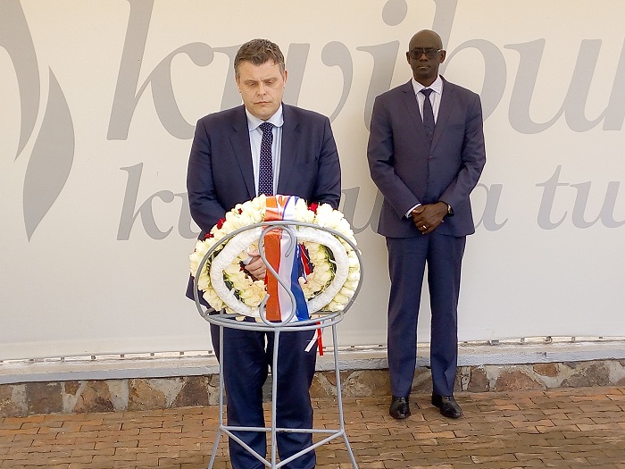 Minisitiri Kallmyr ari kumwe na Minisitiri Busingye, bunamiye inzirakarengane zishyinguye mu rwibutsi rwa Kigali