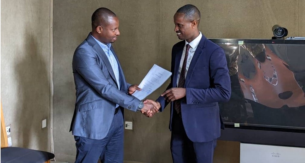 Mayor Bizimana(ufite impapuro) yibukije ba noteri bigenga ko umusanzu wabo mu gufasha abaturage kutagongana n