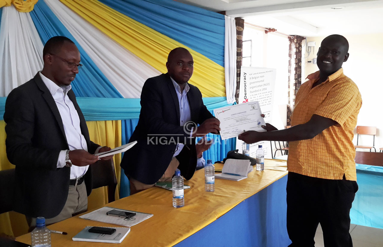 Nsabimana atanga Impamyabumenyio ku bahuguwe