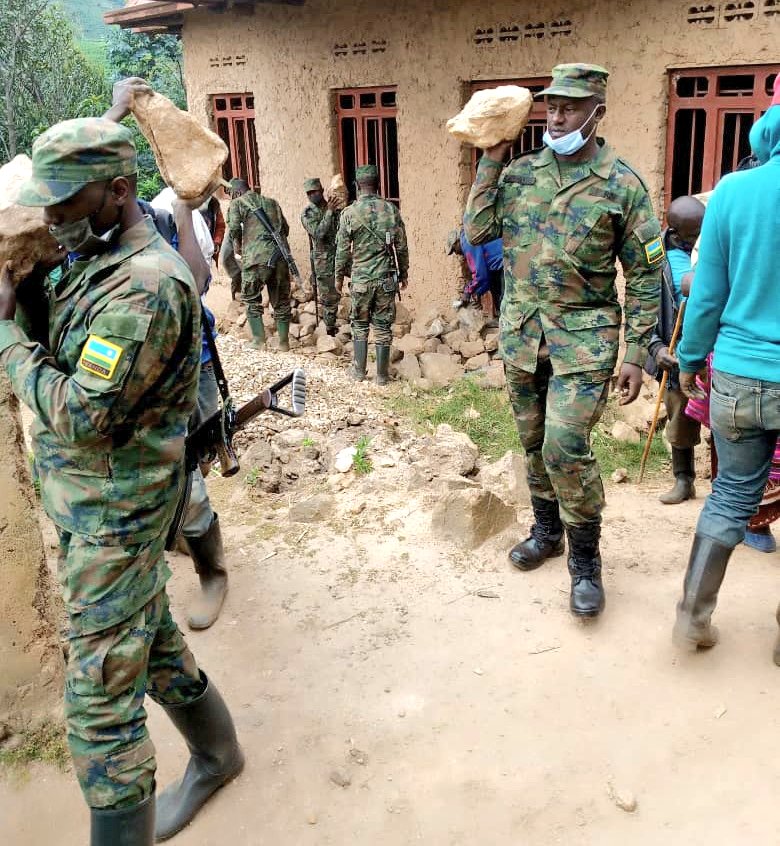 Abayobozi n'ingabo bari mu bikorwa byo kumwubakira inzu