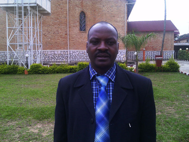 Nsanzabaganwa avuga ko abarimu batazigama kubera guhembwa umushahara muto.