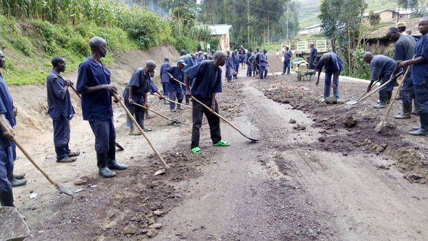 Abakoraga imirimo nsimburansimburagifungo ni abafungiwe ibyaha bya Jenoside yakorewe Abatutsi mu 1994