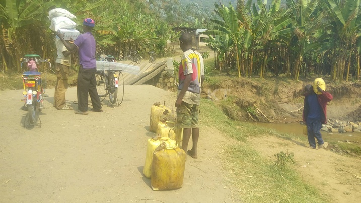 Nta modoko cyangwa ikindi kinyabiziga gishobora kunyura ku kiraro cya Nyarutovu.