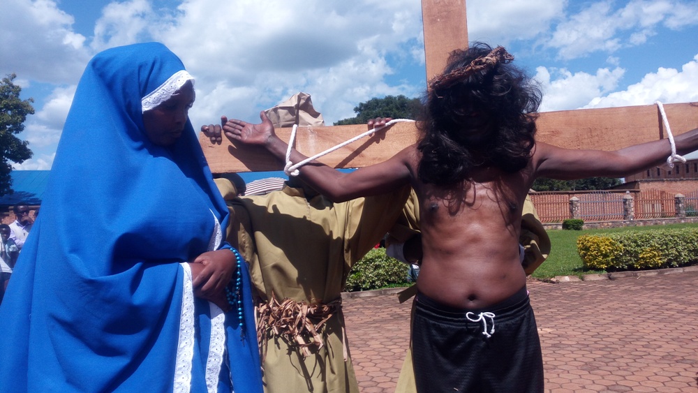 ntakirutimana uri ku musaraba na Mukamusoni, wambaye imyenda y