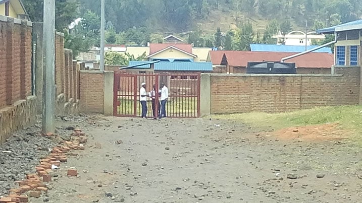 Ntawe ushobora kwemererwa kwinjira mu kigo aterekanye inyemezabwishyu.