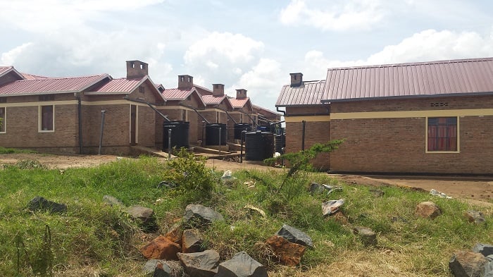 Ntibisigwa acunga umutekano mu mudugudu wubatswe n'urugerero ruciye ingando