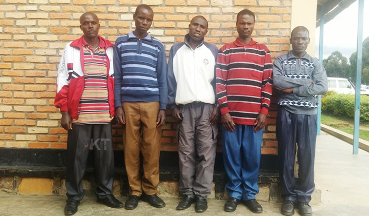 Ntirenganya wo hagati wambaye ikoti ry