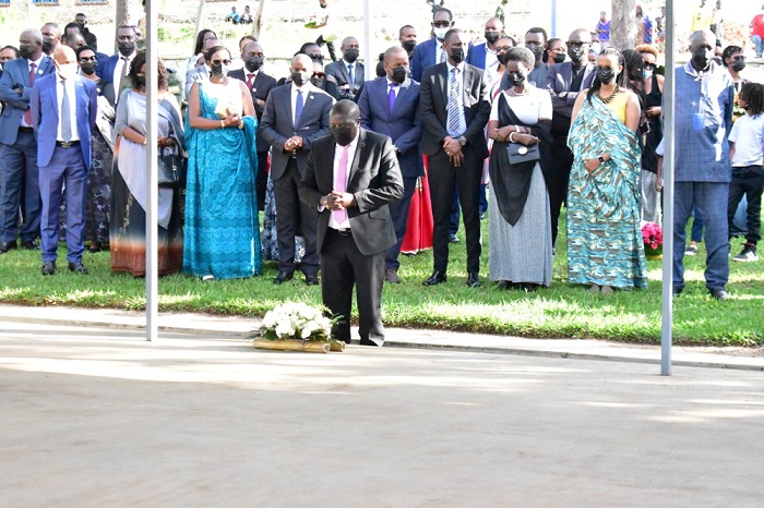 Minisitiri Gatabazi ashyira indabo ku rwibutso rwa Jenoside rwa Ruhango