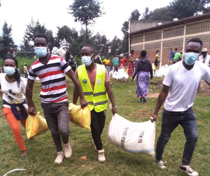 Urubyiruko rw'abakorerabushake rurifashishwa mu kugeza ibiribwa ku bakennye
